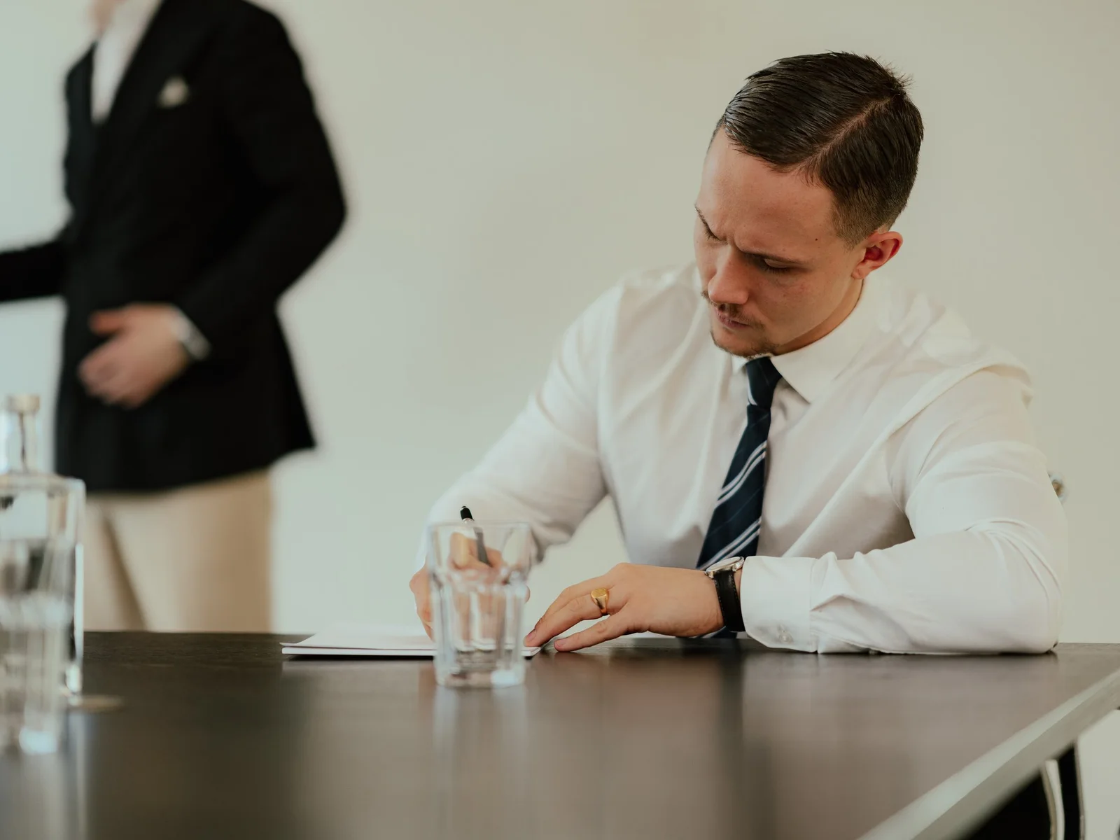 Kollegen von Heidemann & Elbe im Büroalltag