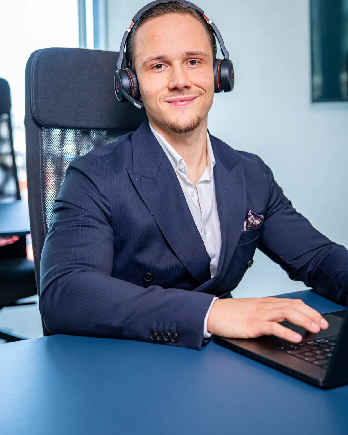 Kollege mit Headset im Beratungsgespräch