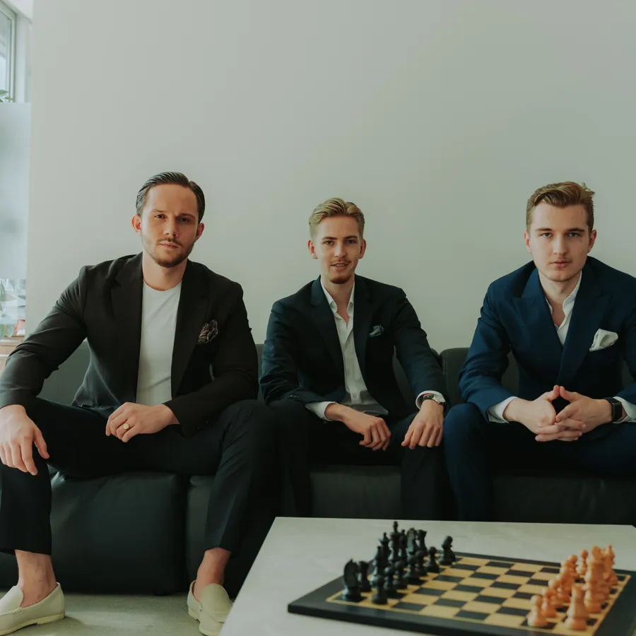 Drei Kollegen auf der Couch beim Austausch