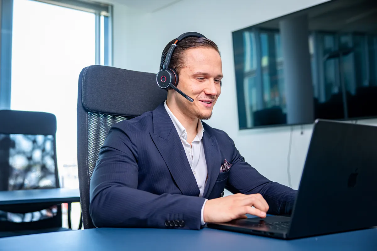 Recruiter mit Headset im Telefonat