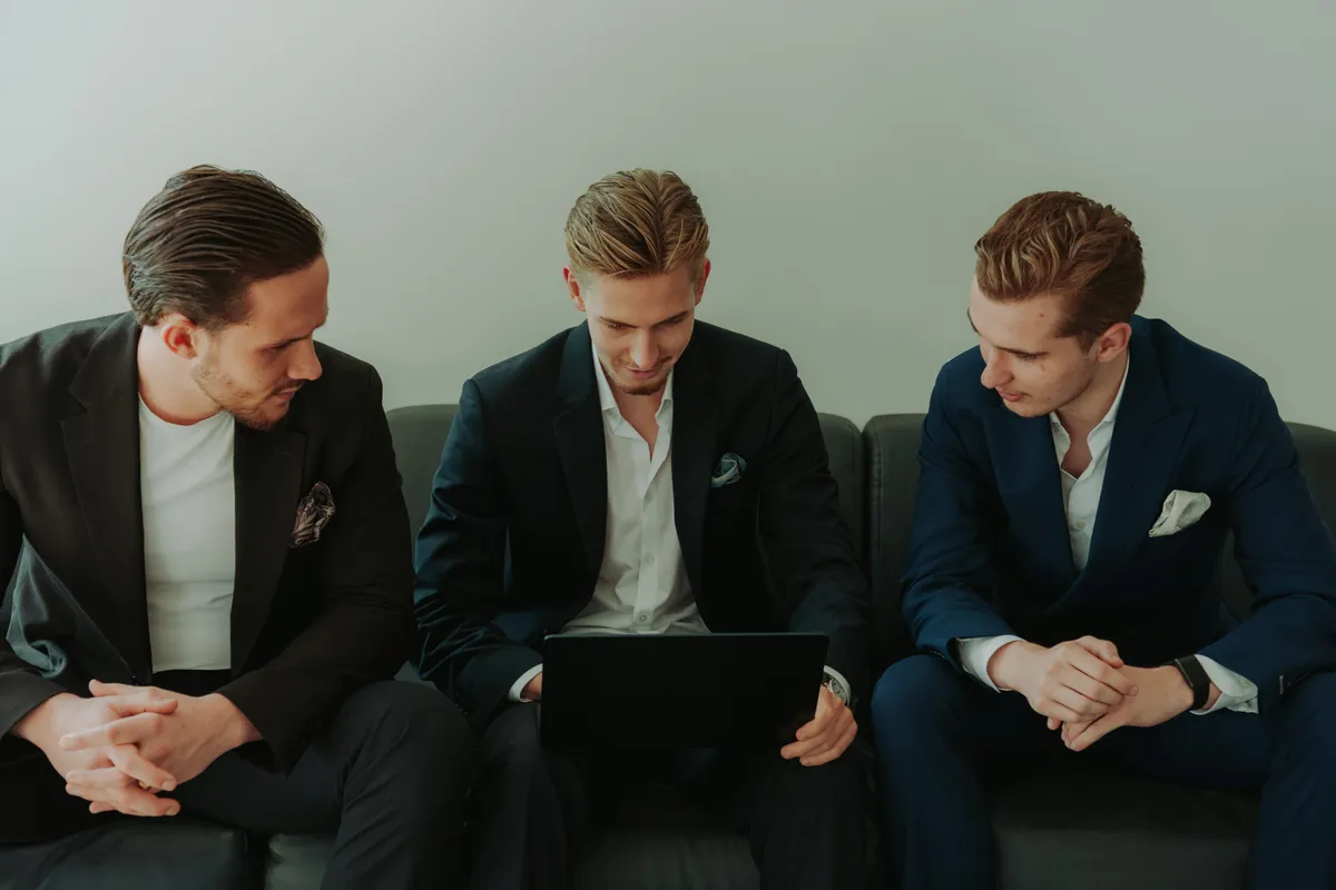 Kollegen auf dem Sofa am Laptop