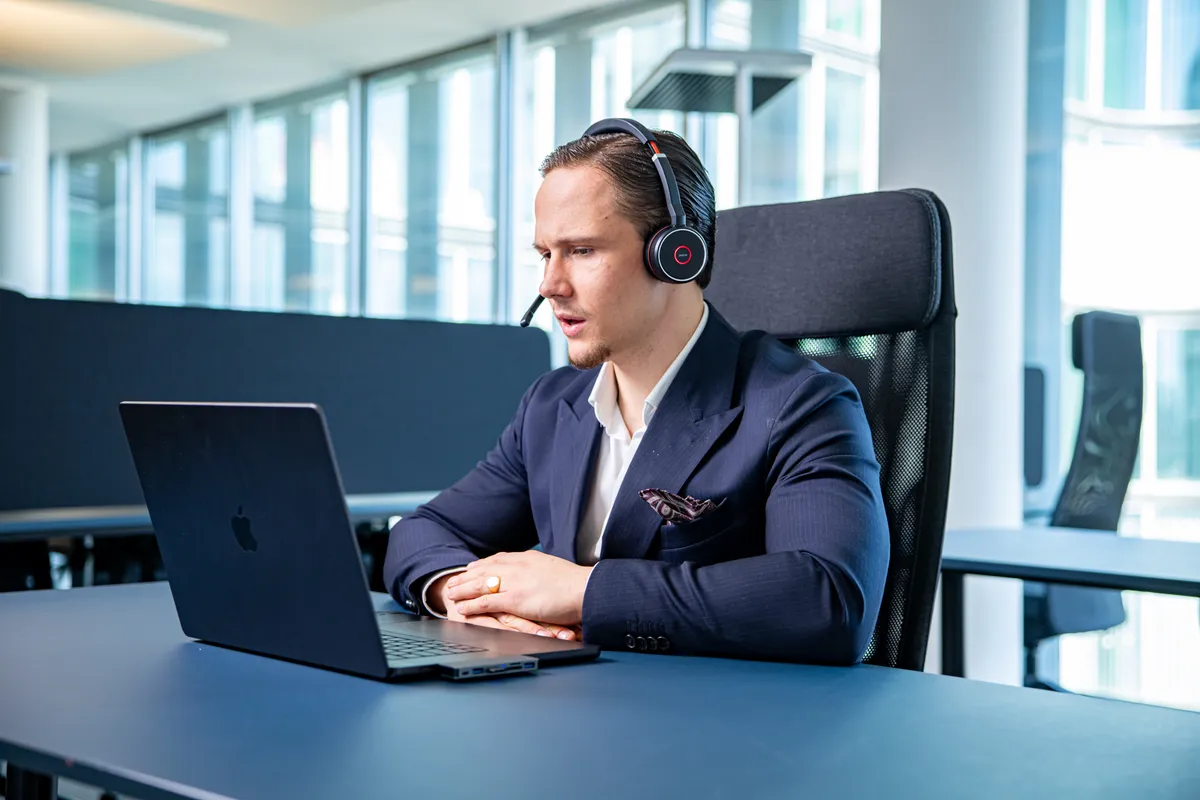 Kollege am Laptop im Büro