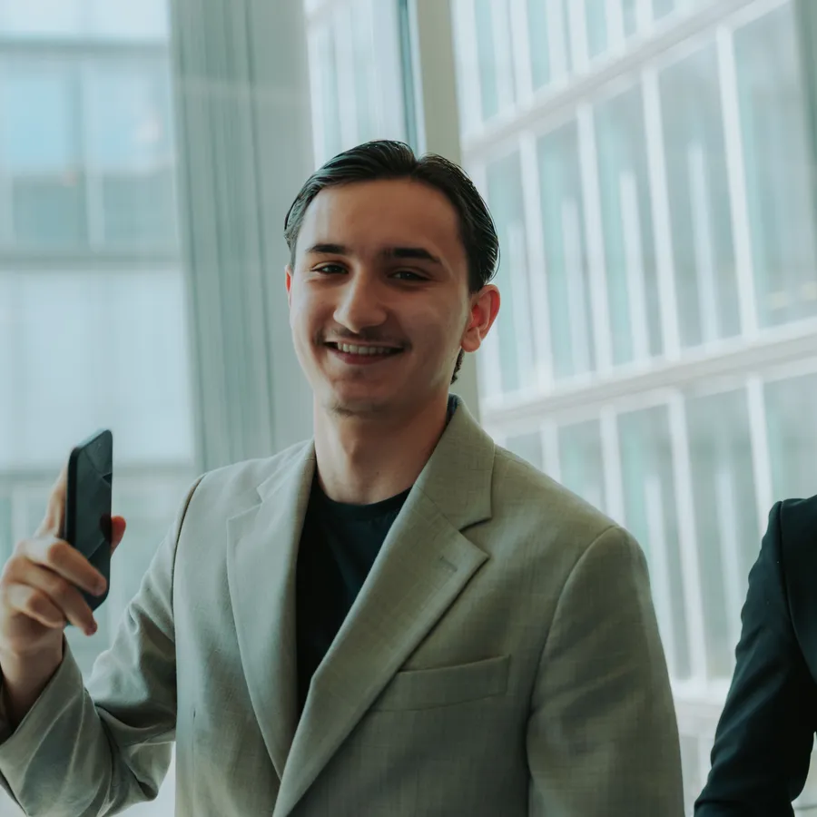 Zwei Kollegen lachen im Büro