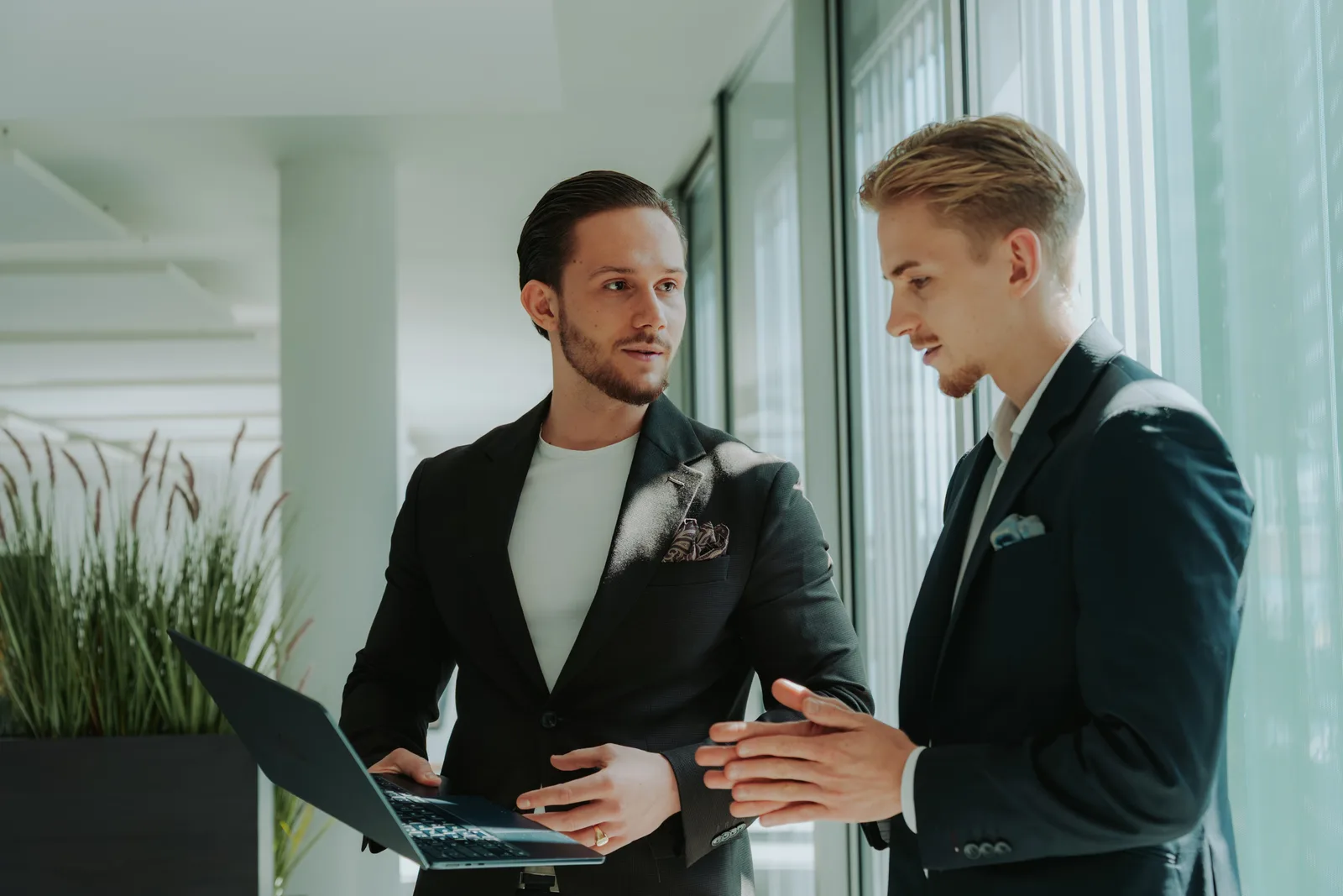 Zwei Kollegen von Heidemann & Elbe besprechen ein Kandidatenprofil am Laptop