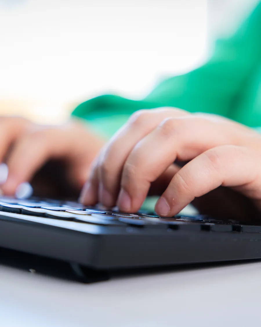 Hände auf einer Tastatur bei der Buchhaltung