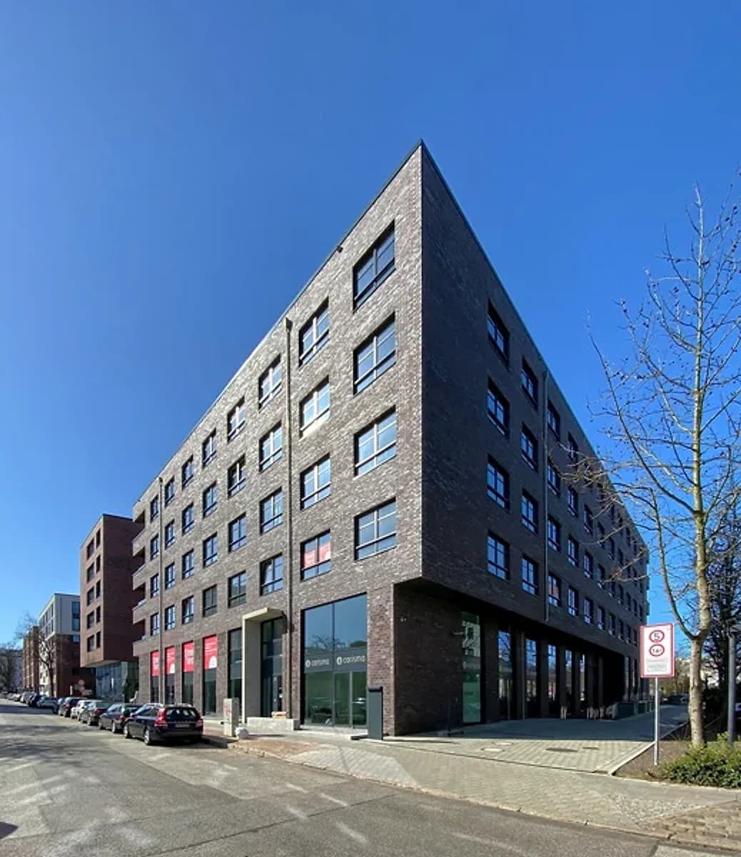 Bürogebäude aus dunklem Klinker an einer Straßenecke — der Hauptstandort von Heidemann & Elbe in der Stahltwiete in Hamburg